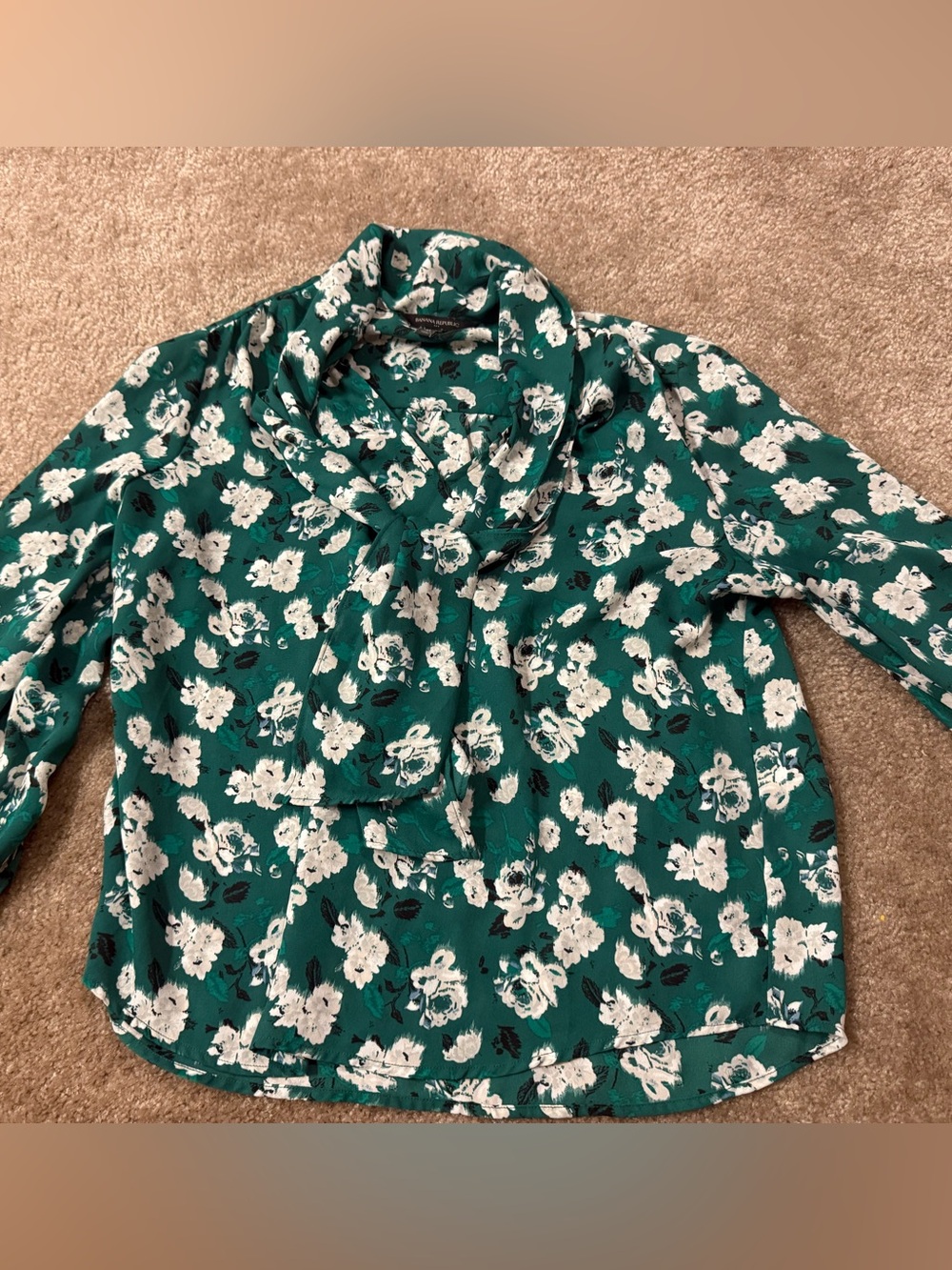 Banana Republic forest Green Floral Tie-Neck Blouse size Medium Petite
